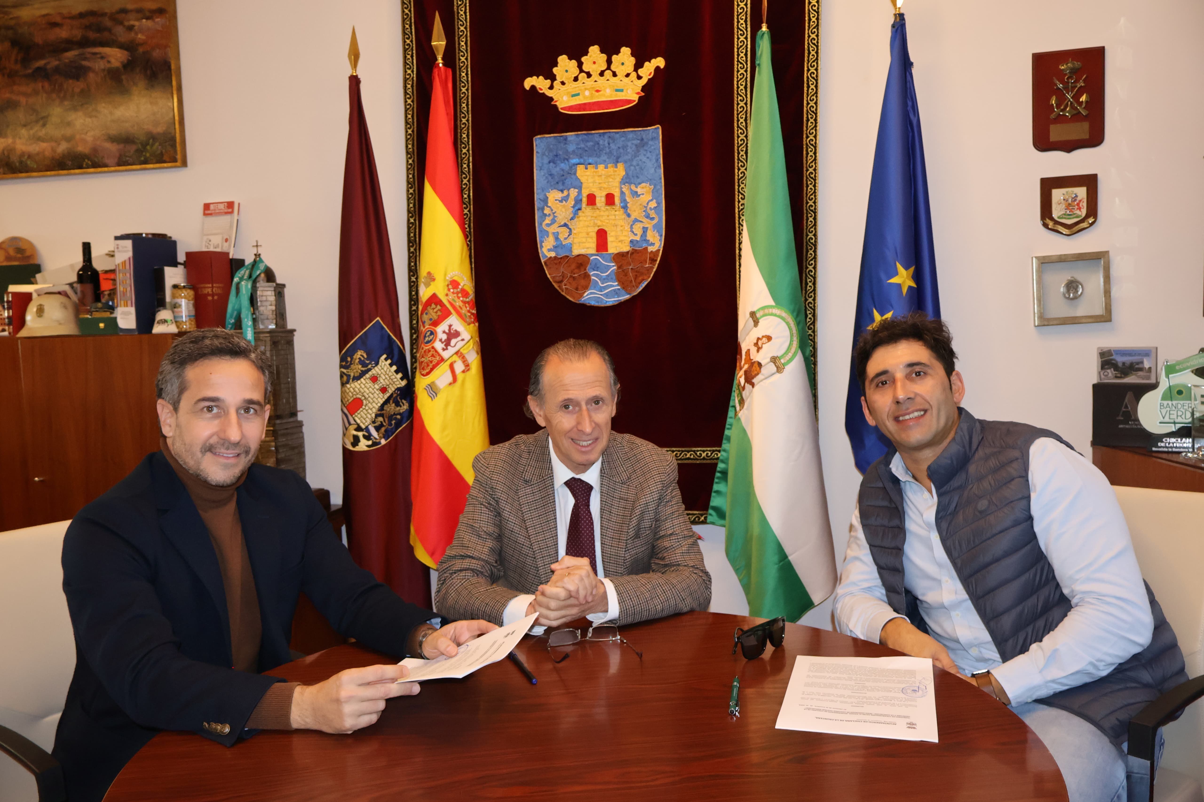 El alcalde, el delegado y el presidente de Teletaxi de Chiclana en la firma del convenio. 