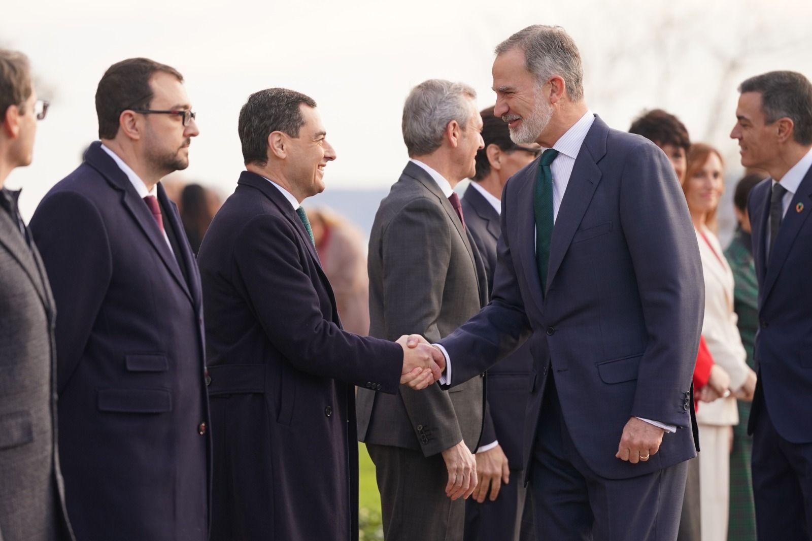 Moreno saluda al rey antes de la Conferencia de Presidentes.