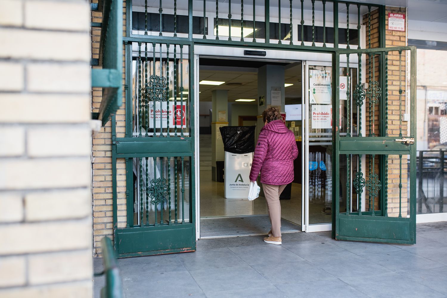 Imagen de una mujer entrando en un centro de Salud para ser atendida en la sanidad andaluza..