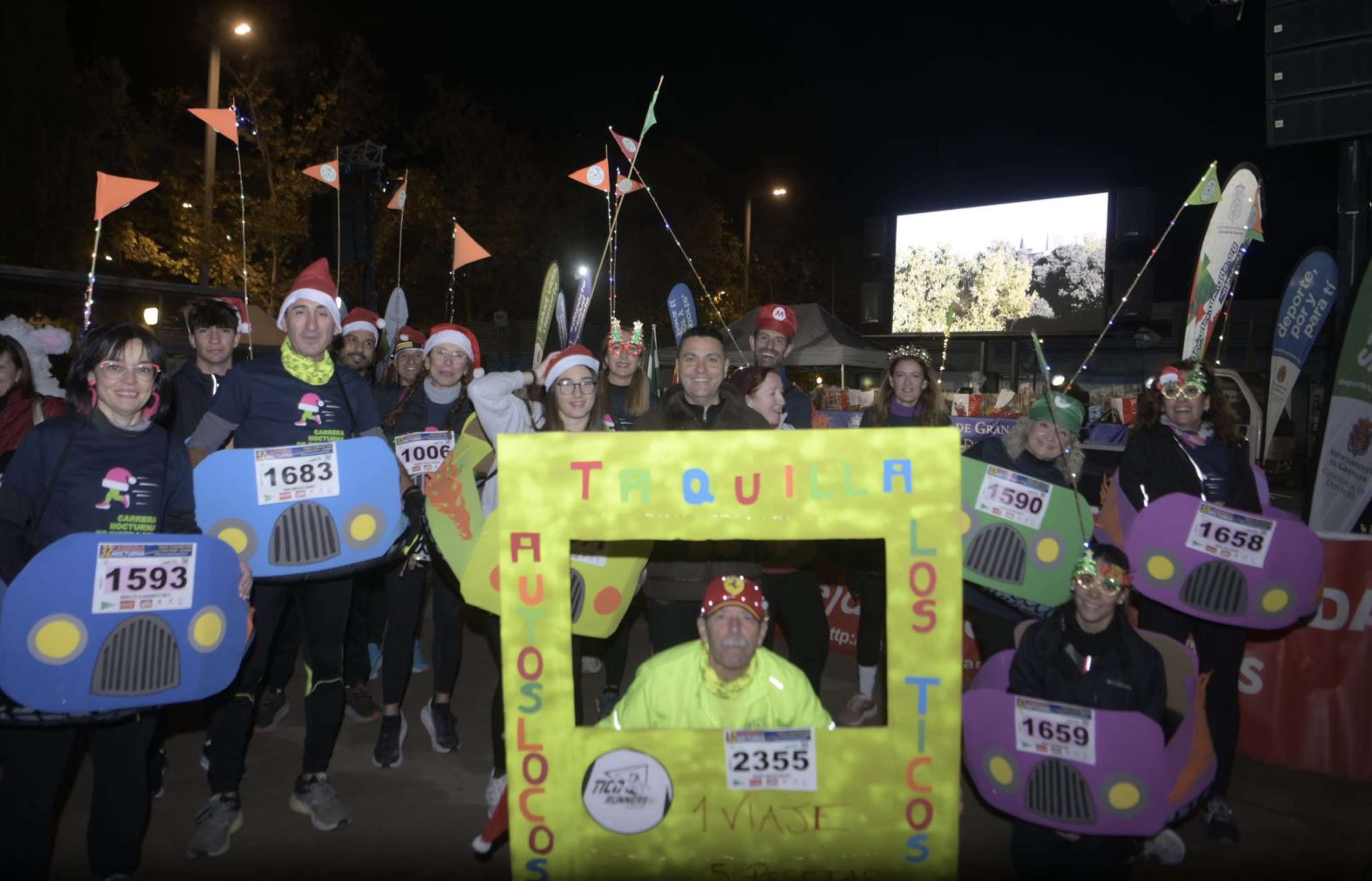 Entre un gran ambiente y máxima diversión se ha celebrado la Carrera Nocturna de disfraces de Granada.