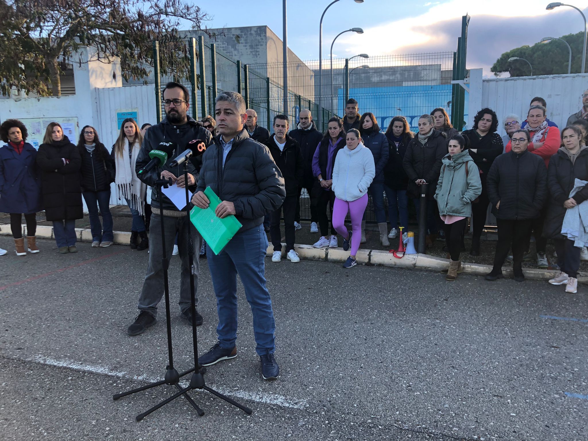 Portavoces de los padres y representantes de los alumnos, este viernes durante la protesta.