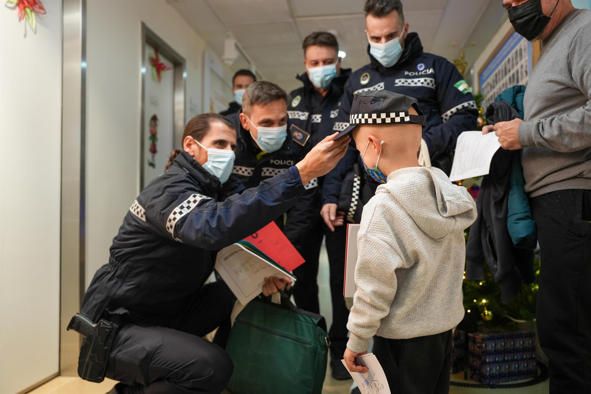 La Policía de Sevilla en su visita al hospital.