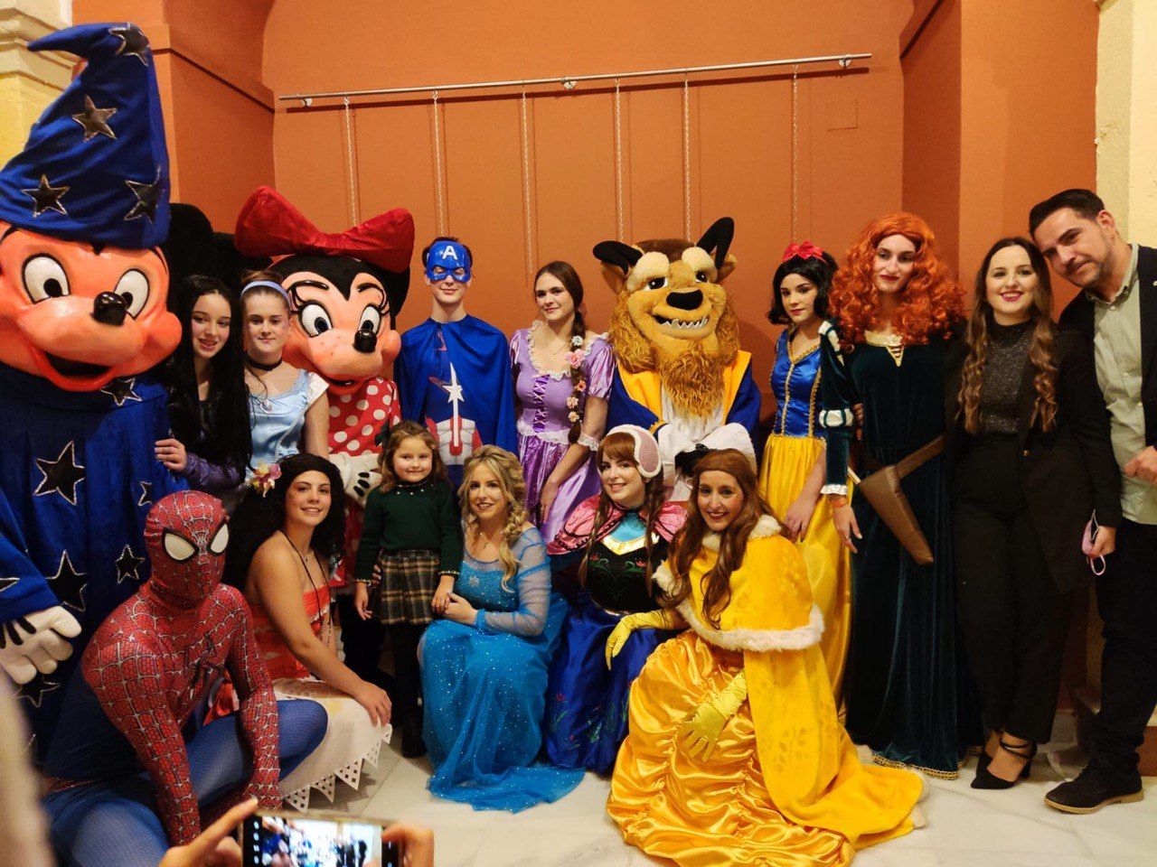 Valentina junto a todos los personajes que acudieron a la gala.