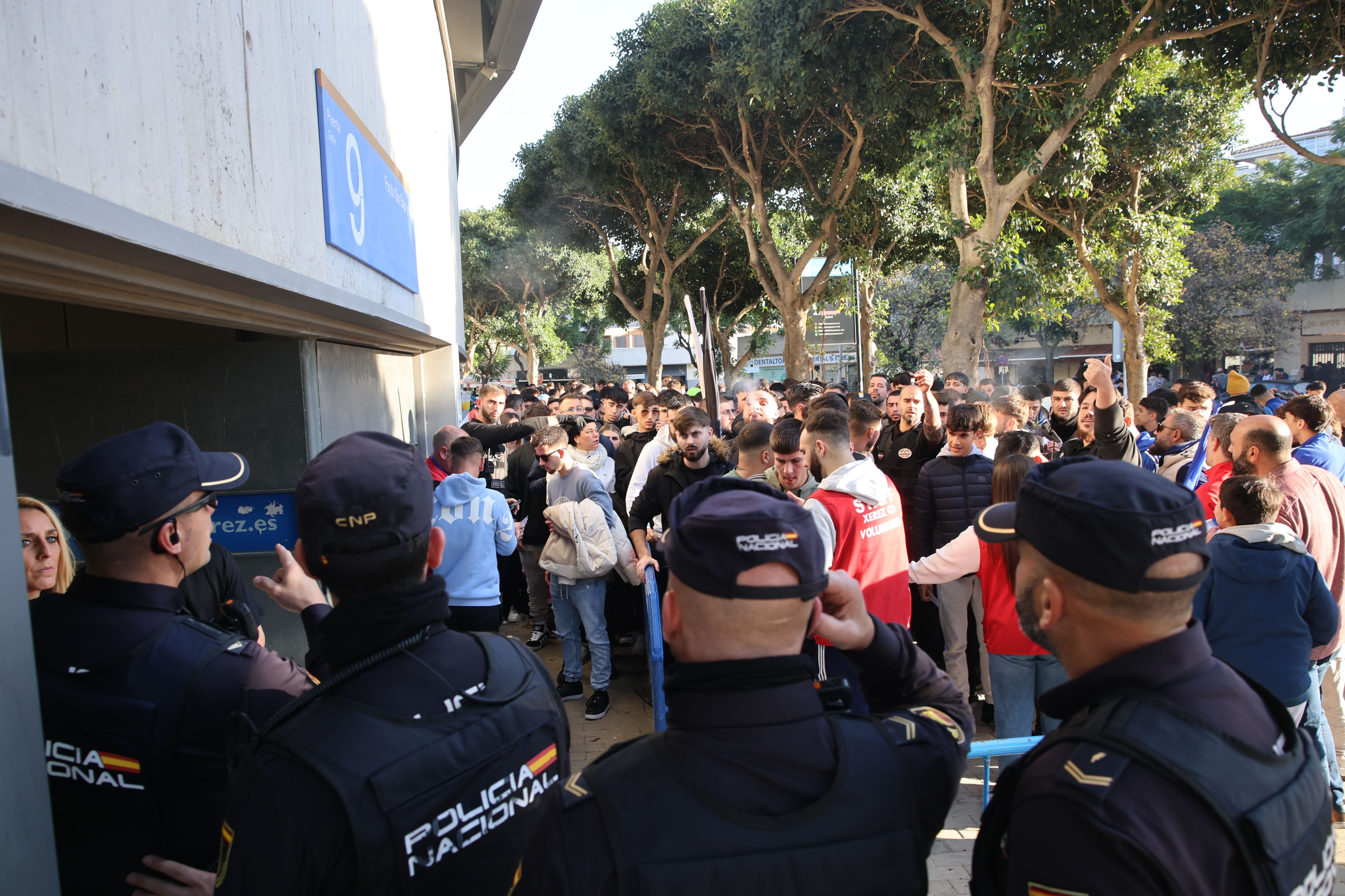 Previa del encuentro entre Xerez CD y Xerez DFC, con refuerzos policiales a las puertas de Chapín.