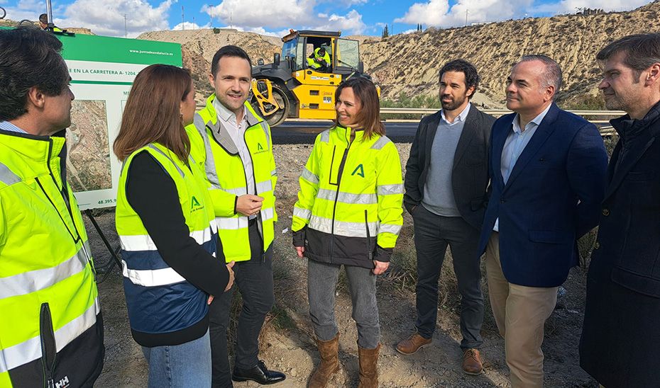 La consejera de Fomento de la Junta en la construcción de una nueva carretera.