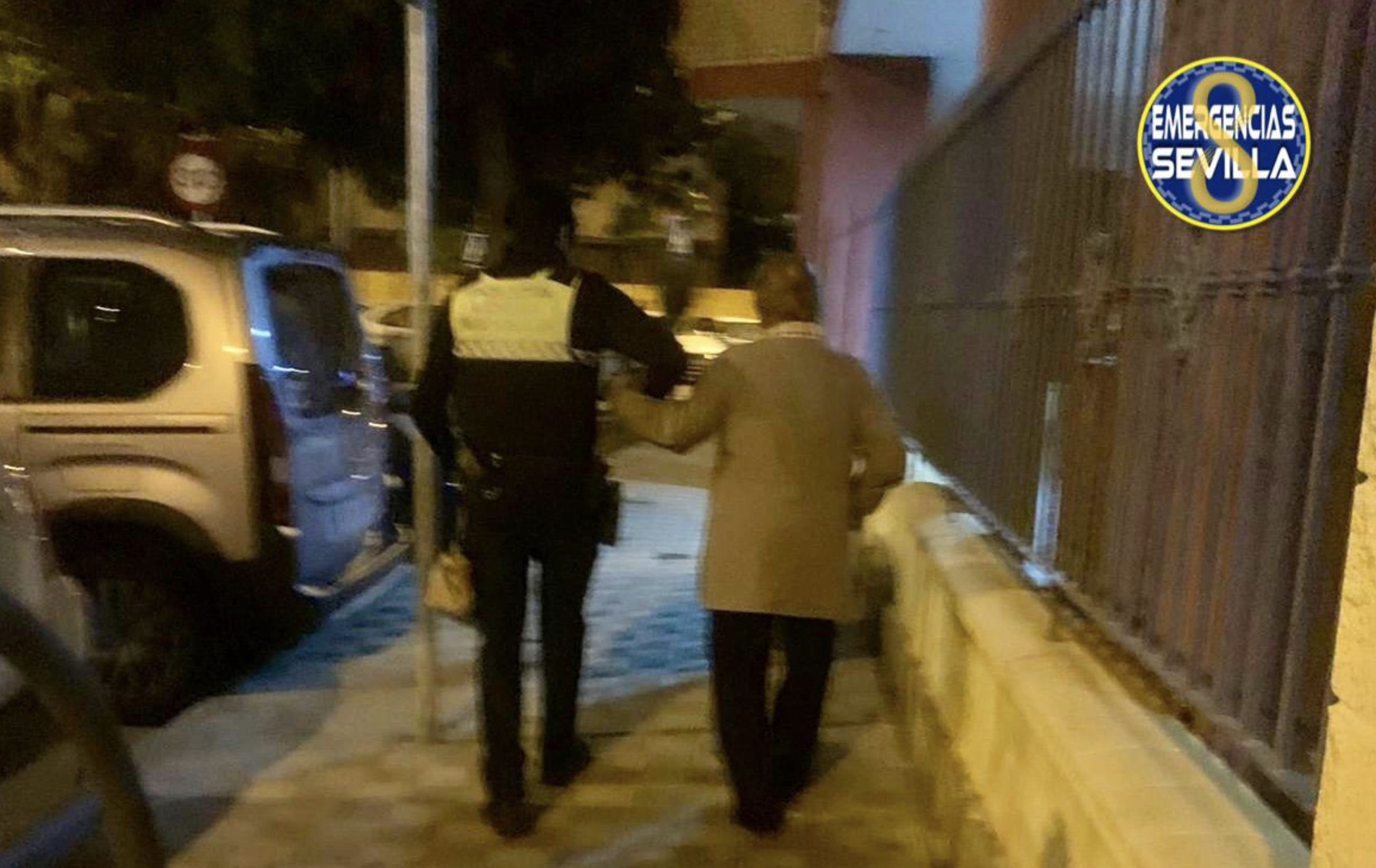 Un agente de la Policía Local ayuda a una mujer tras la caída de su marido en su domicilio.