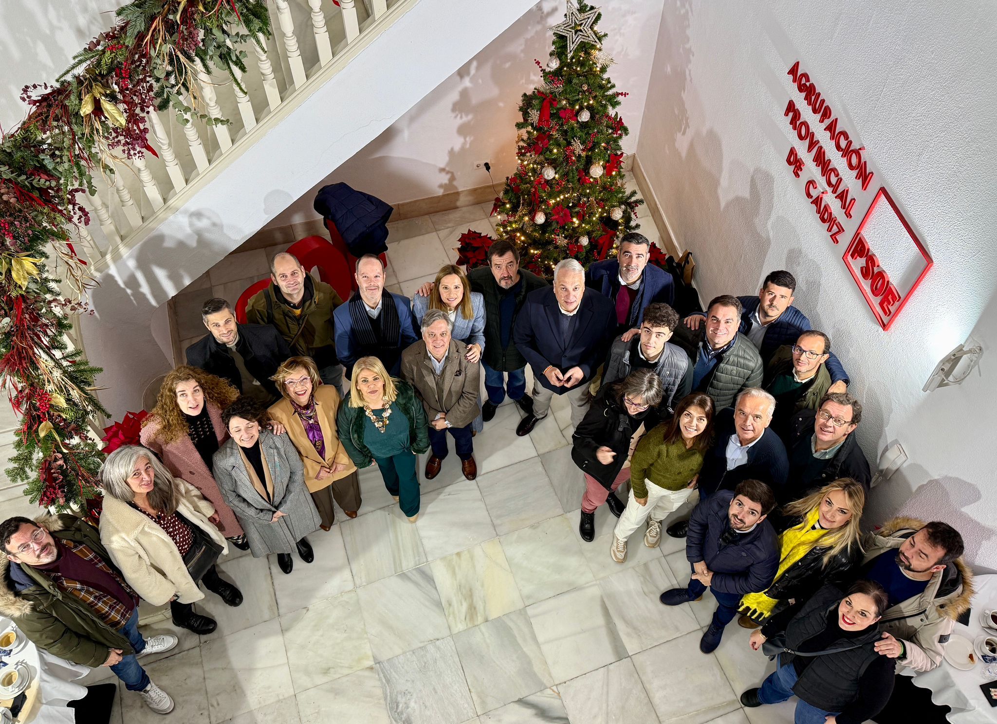 Imagen del desayuno navideño del PSOE de Cádiz, con Juan Carlos Ruiz Boix en el centro de la imagen, este lunes en la sede de la agrupación provincial en San Antonio.