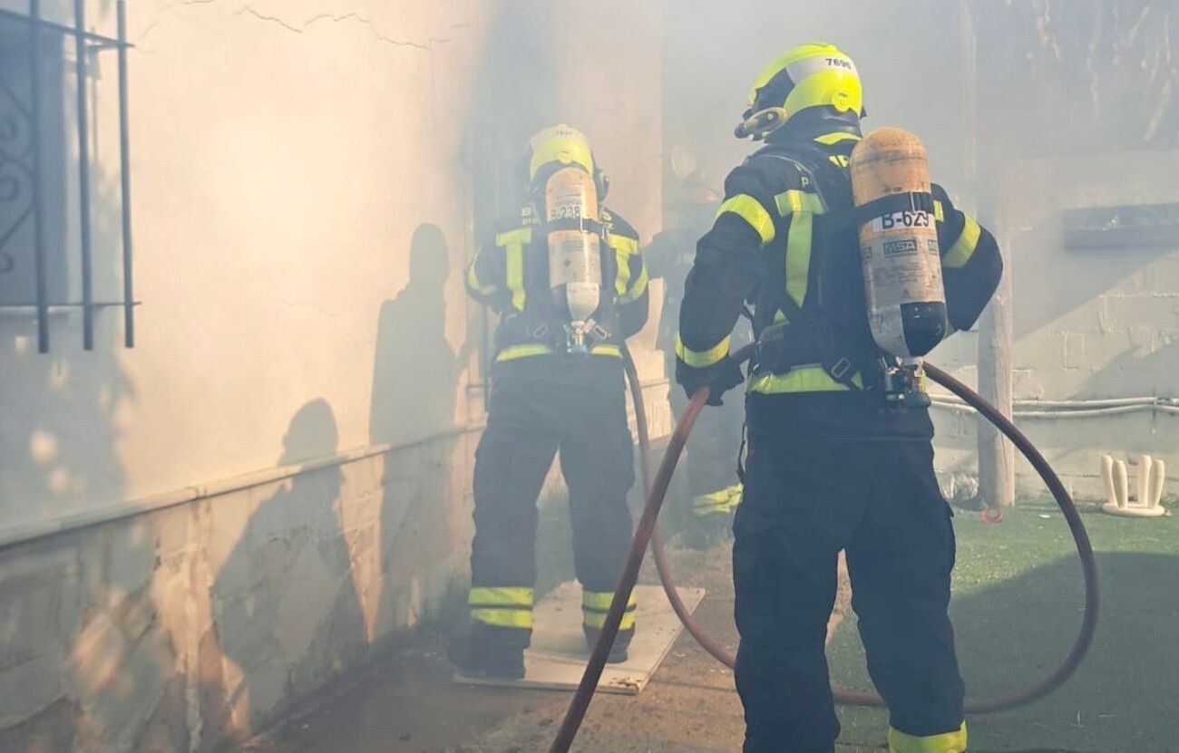 La intervención de los bomberos en una vivienda de Chiclana por el incendio provocado por un brasero.