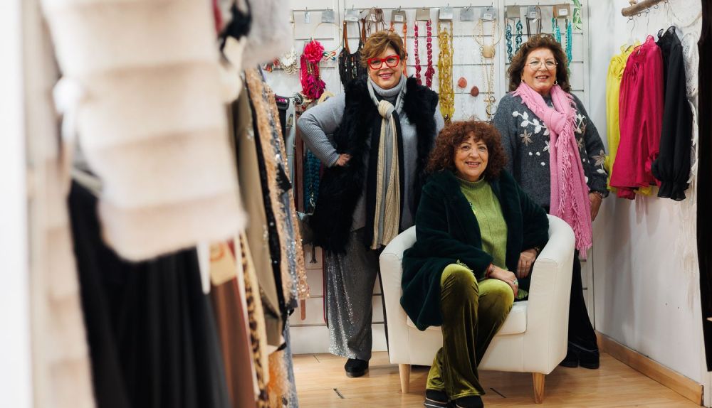 Las hermanas posan en el interior de la tienda ubicada en la calle Corredera.