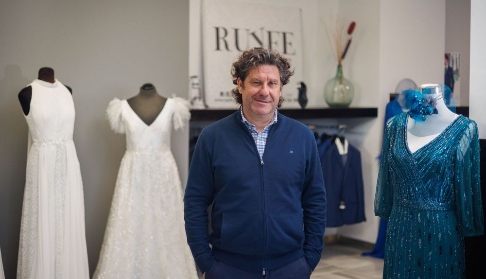 Ezequiel Ruda, en el negocio Ruyfe, especialista en moda nupcial desde Jerez.