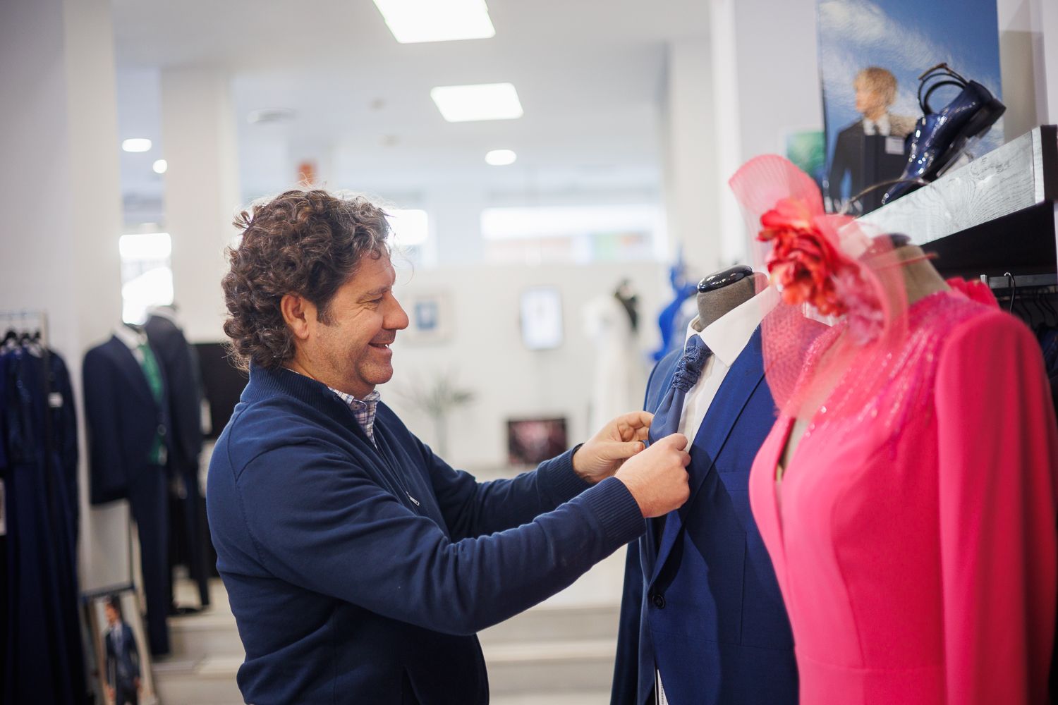 Ezequiel Ruda, en el negocio Ruyfe, especialista en moda de celebraciones y flamenca desde el Distrito Sur de Jerez.