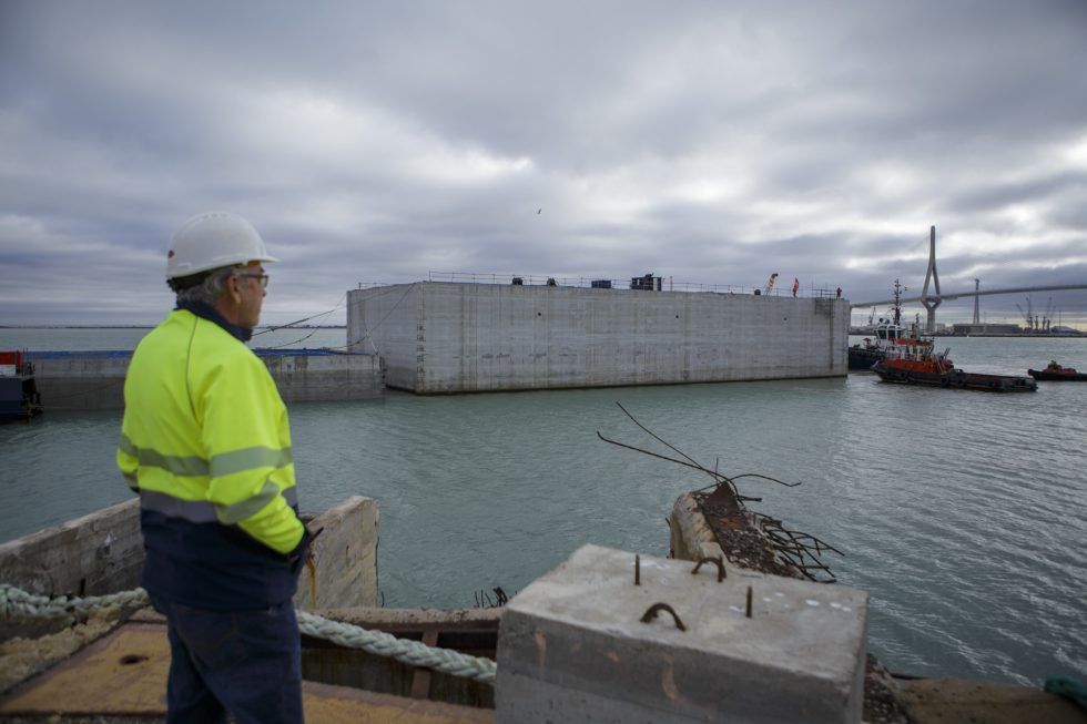 Un operario de la Autoridad Portuaria de la Bahía de Cádiz.