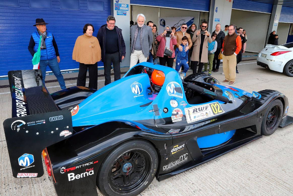 El Trofeo Aniversario de los boxes: un vehículo ante la autoridades y Reyes Magos.