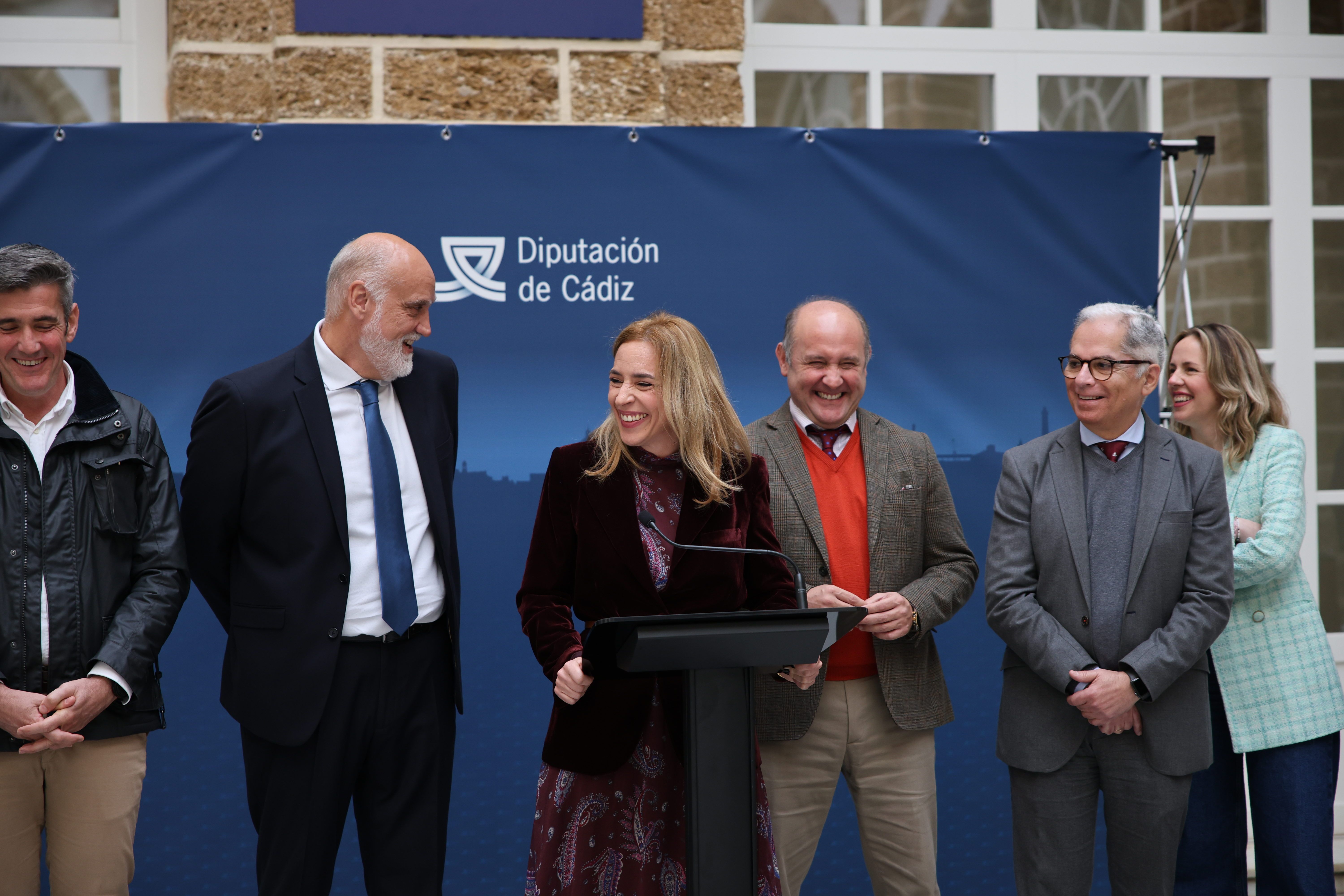 Almudena Martínez, presidenta de Diputación de Cádiz, en el centro de la imagen, en la rueda de balance que ha ofrecido con motivo del desayuno navideño con los medios.