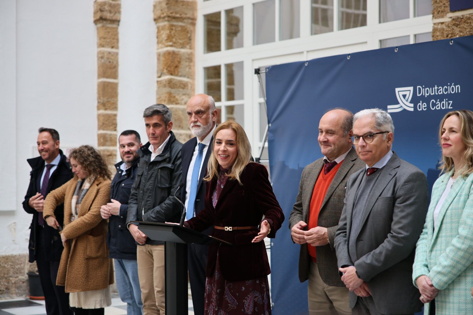 Almudena Martínez, presidenta de Diputación de Cádiz, este martes, y tras ella en la foto, Javier Vidal, vicepresidente y miembro de La Línea 100x100.