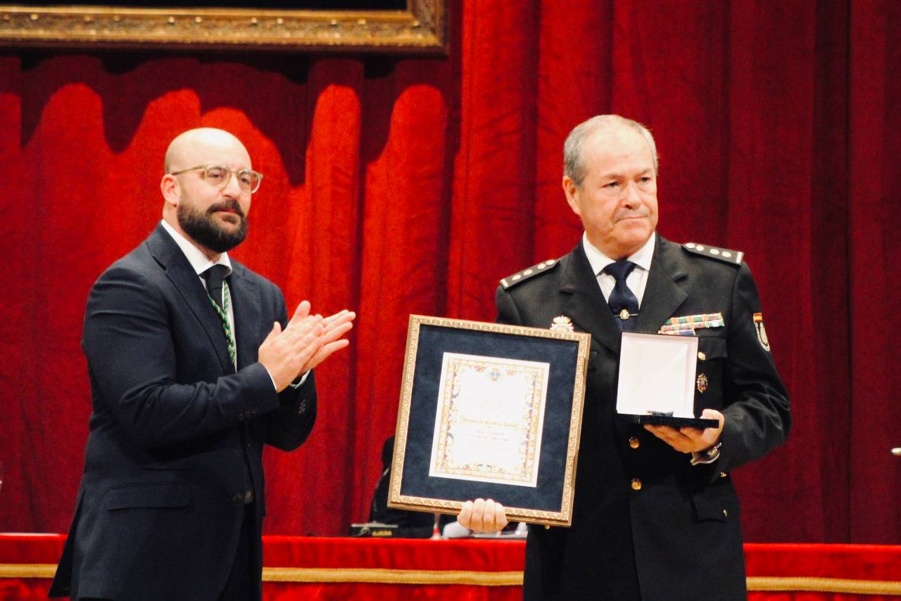 Medalla de Oro a la Policía Nacional