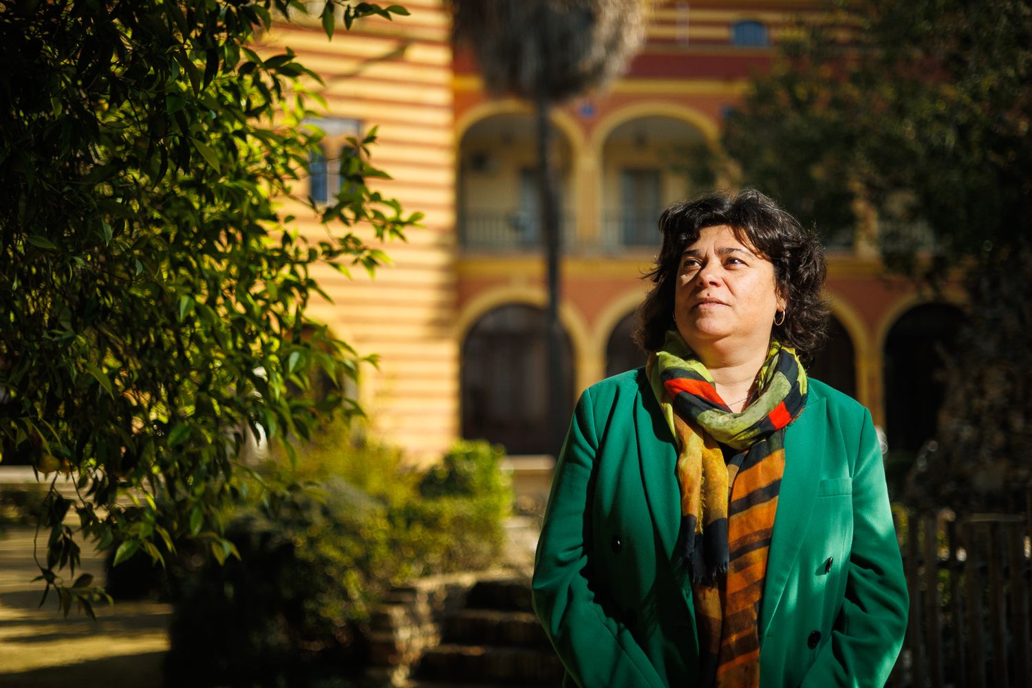 Carmen Álvarez, alcaldesa de Sanlúcar, en el jardín del Palacio de Orleans, sede del Ayuntamiento.