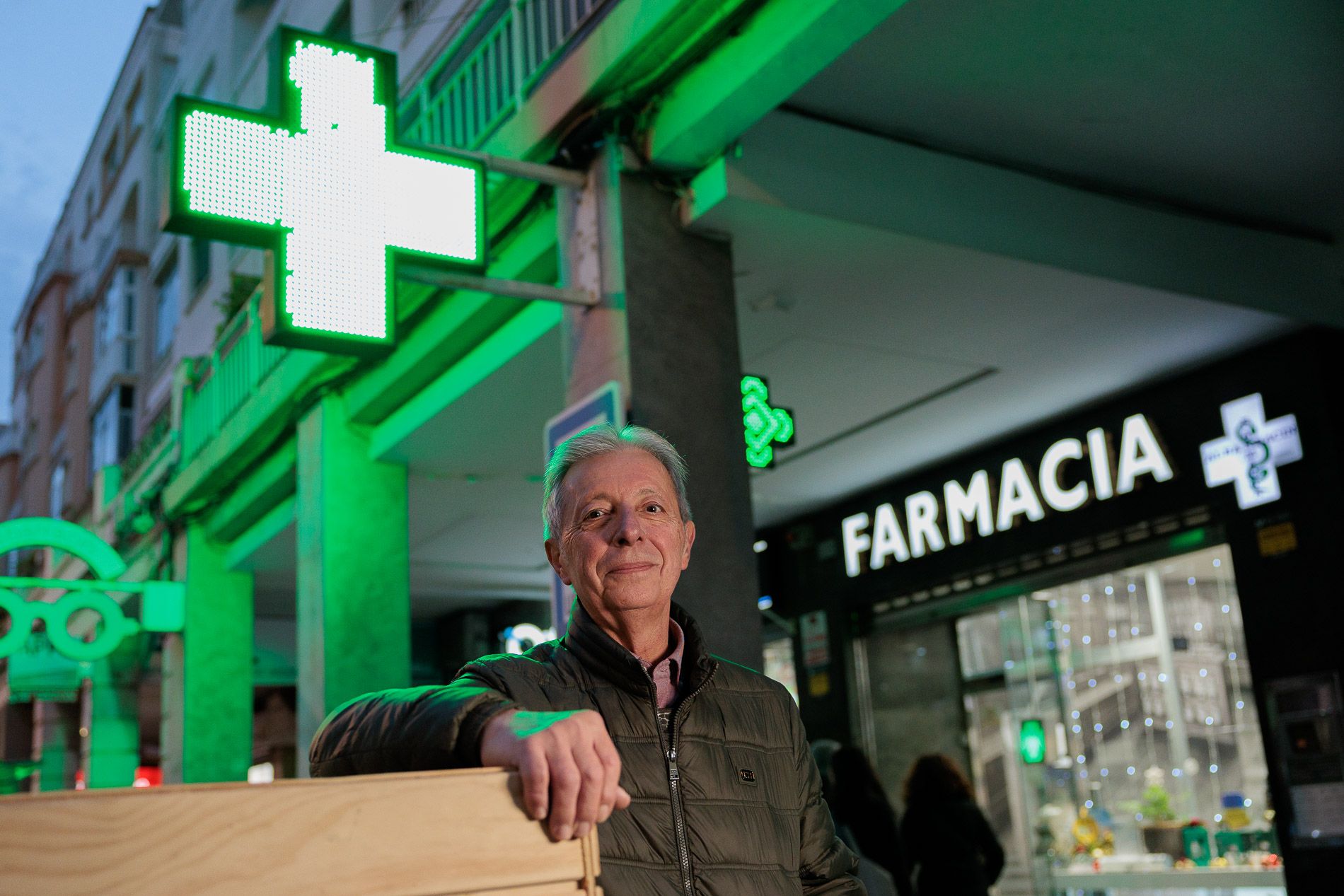 Pedro Fernández Torres, ante una de las farmacias más cercanas a su domicilio.