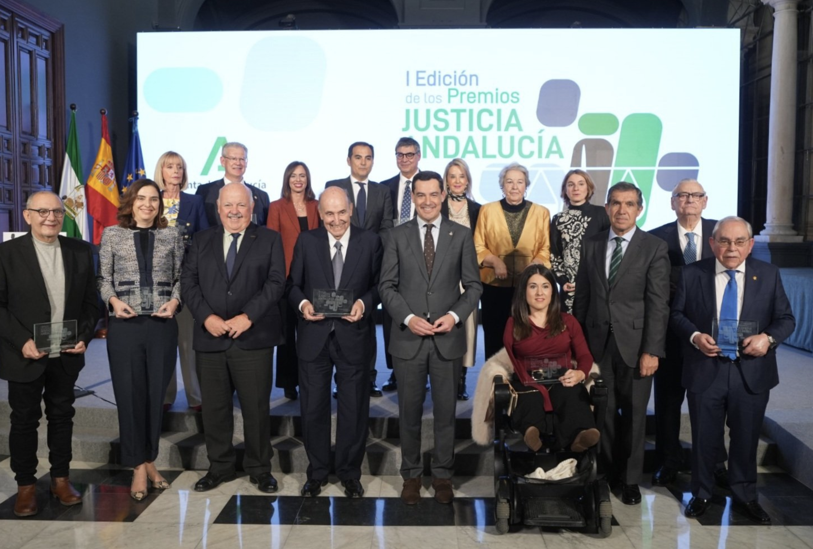 Foto de familia de los galardonados en los Premios Justicia Andalucía. Juanma Moreno ha dado las gracias a los 'padres' de la Constitución.