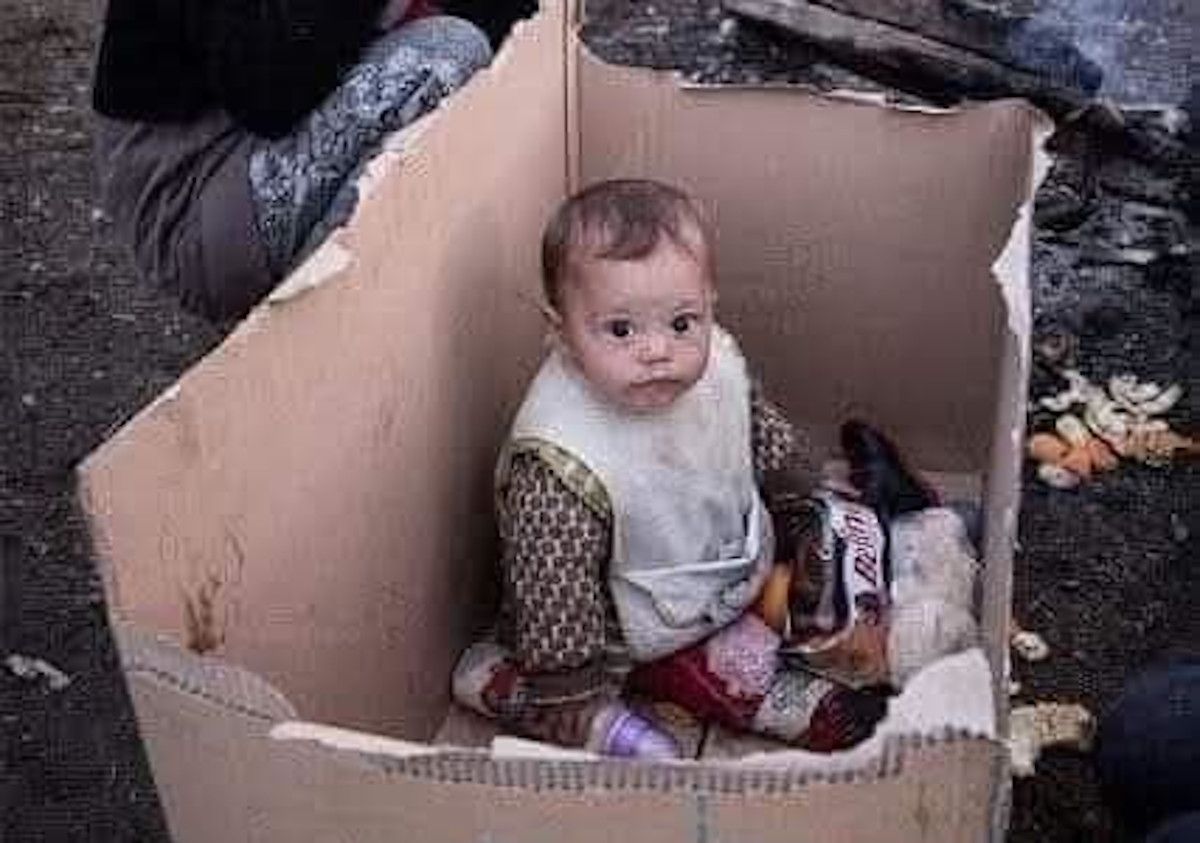 Niño en una caja de cartón en el campo de refugiados de Idomeni. ROBERT ASTORGANO  