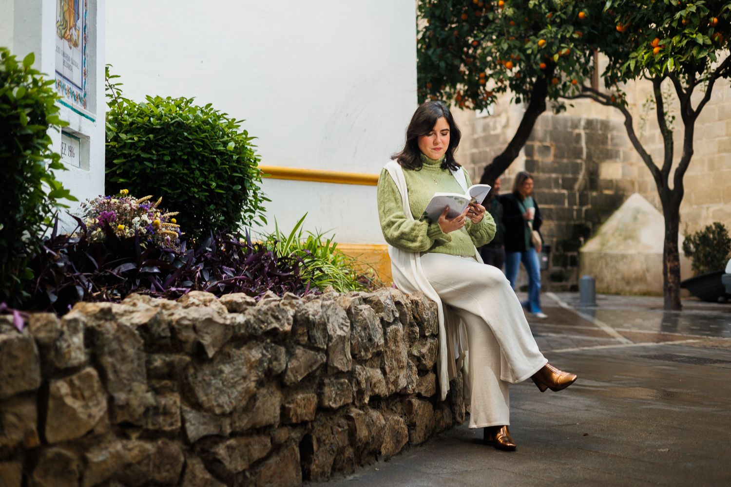 La escritora y farmacéutica de Jerez, posando con su novela.