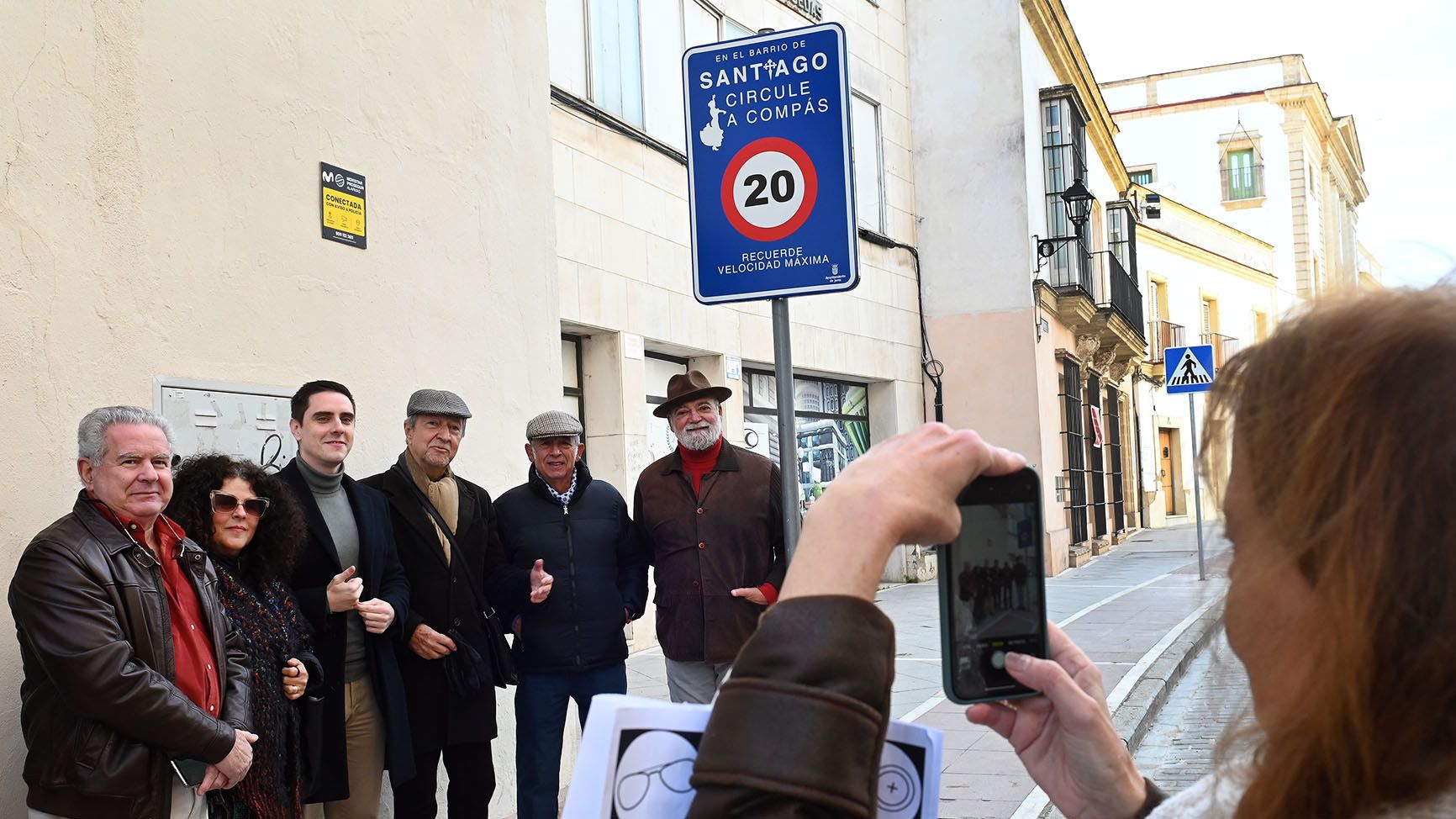 Circulando a compás por Jerez. La señal puesta en Santiago, con el concejal Espinar y vecinos del barrio.