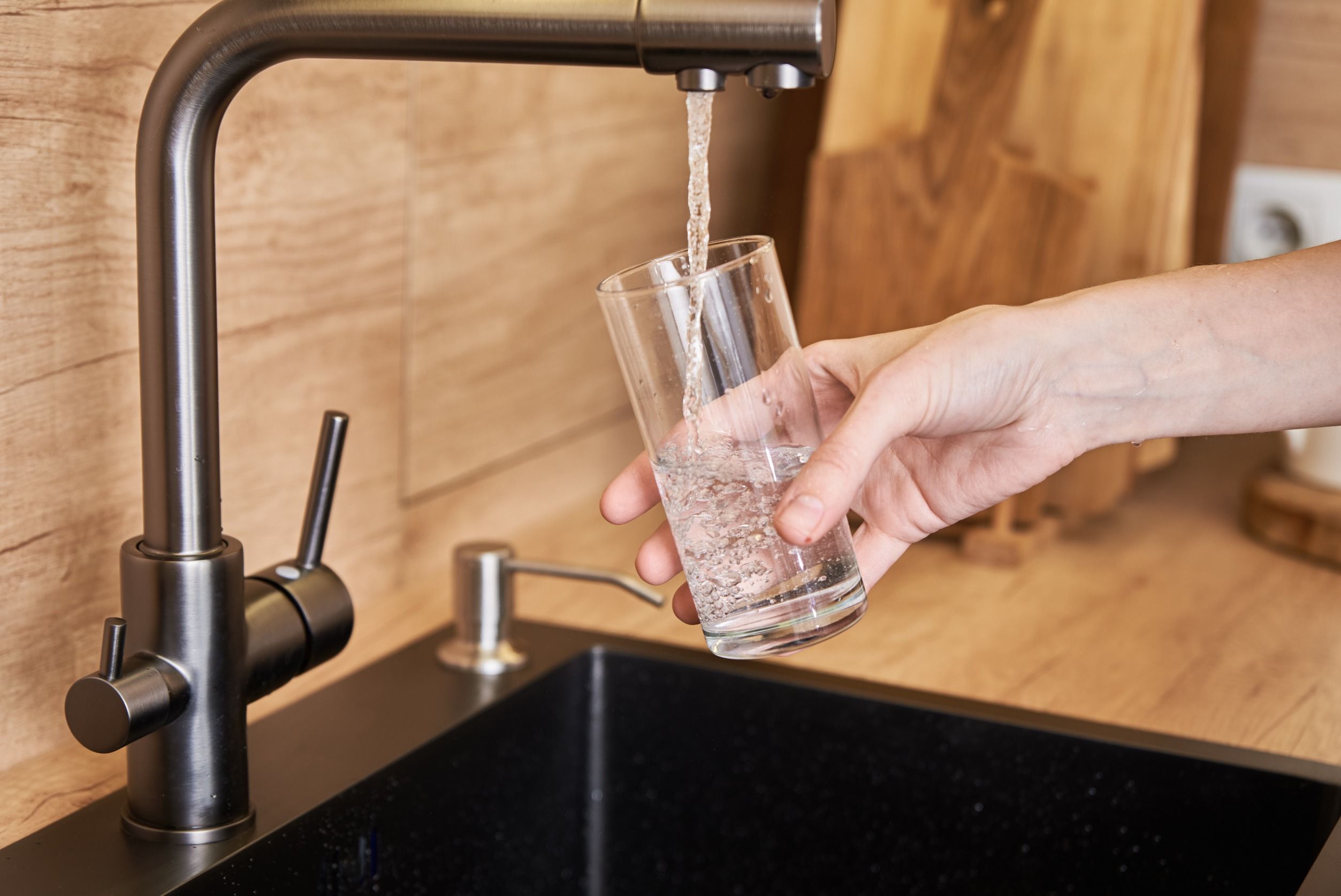 Un vaso de agua del grifo, en una imagen de Emasesa.