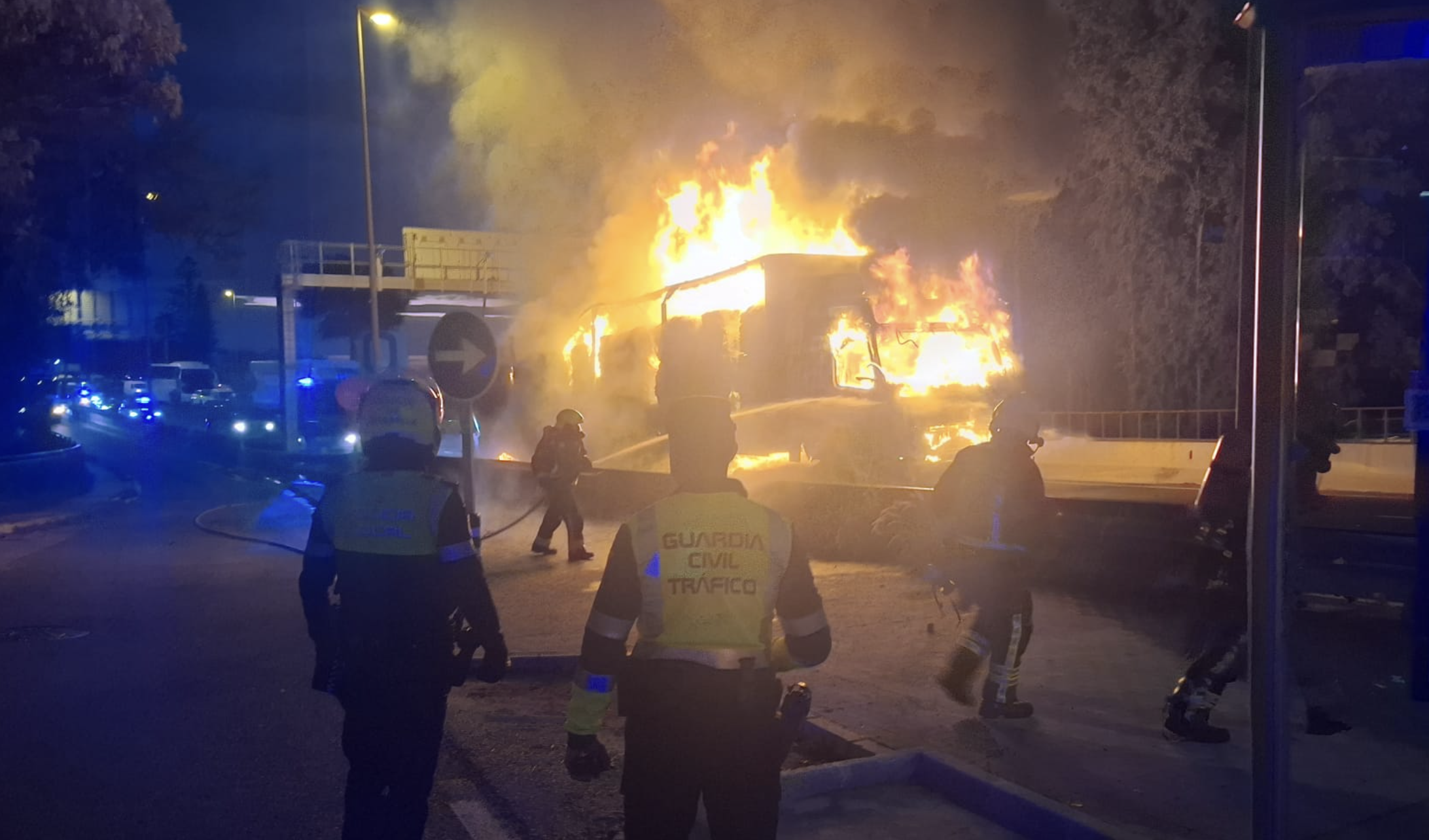 Incendio de un camión a la entrada de Marbella.