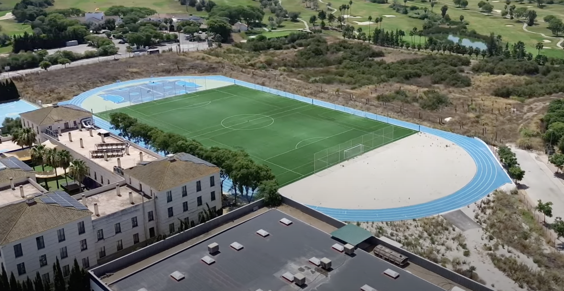 En primer término, el Sage College con sus instalaciones deportivas, aledañas a la parcela que en su día iba a albergar un hotel de lujo junto al Sherry Golf, en una imagen del propio centro educativo.