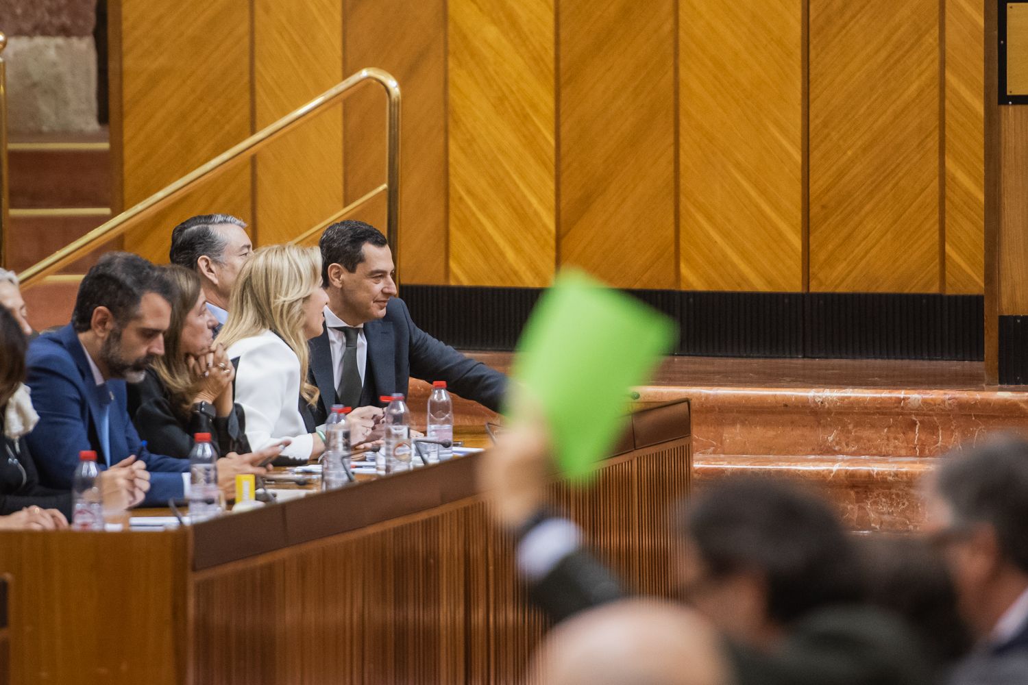 Juanma Moreno, presidente de la Junta de Andalucía, en el pleno que da luz verde a los presupuestos para 2025.