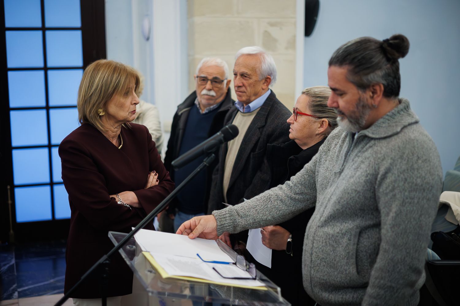 La alcaldesa habla con vecinos del Distrito Sur, en el último pleno ordinario de este mes de diciembre, en el Ayuntamiento de Jerez.