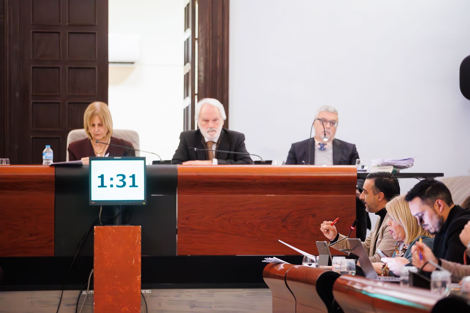 La alcaldesa de Jerez, María José García-Pelayo, durante un pleno del Ayuntamiento, mientras habla José Antonio Díaz, portavoz del PSOE.