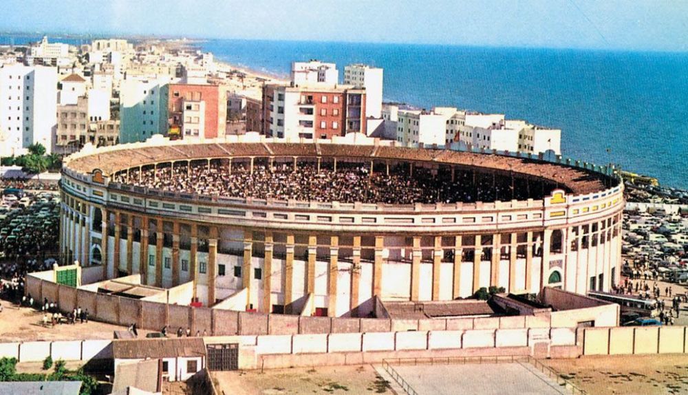 Foto de la plaza de toros de Cádiz, derribada a partir de 1976, en los años 60.