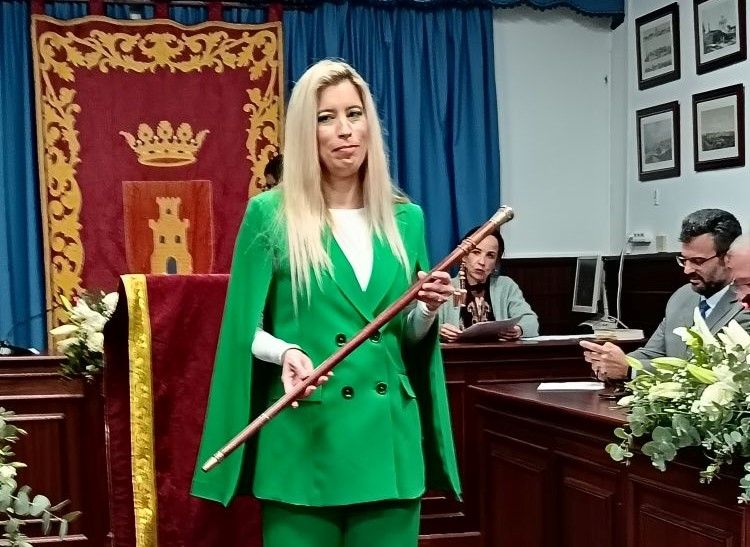 Susana Toro Troya posa con el bastón de mando tras tomar posesión.  CANAL SIERRA