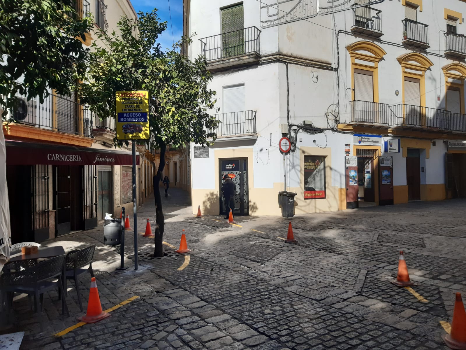 La calle Francos, con la delimitación para el acceso de vehículos de emergencias, en el centro de Jerez.