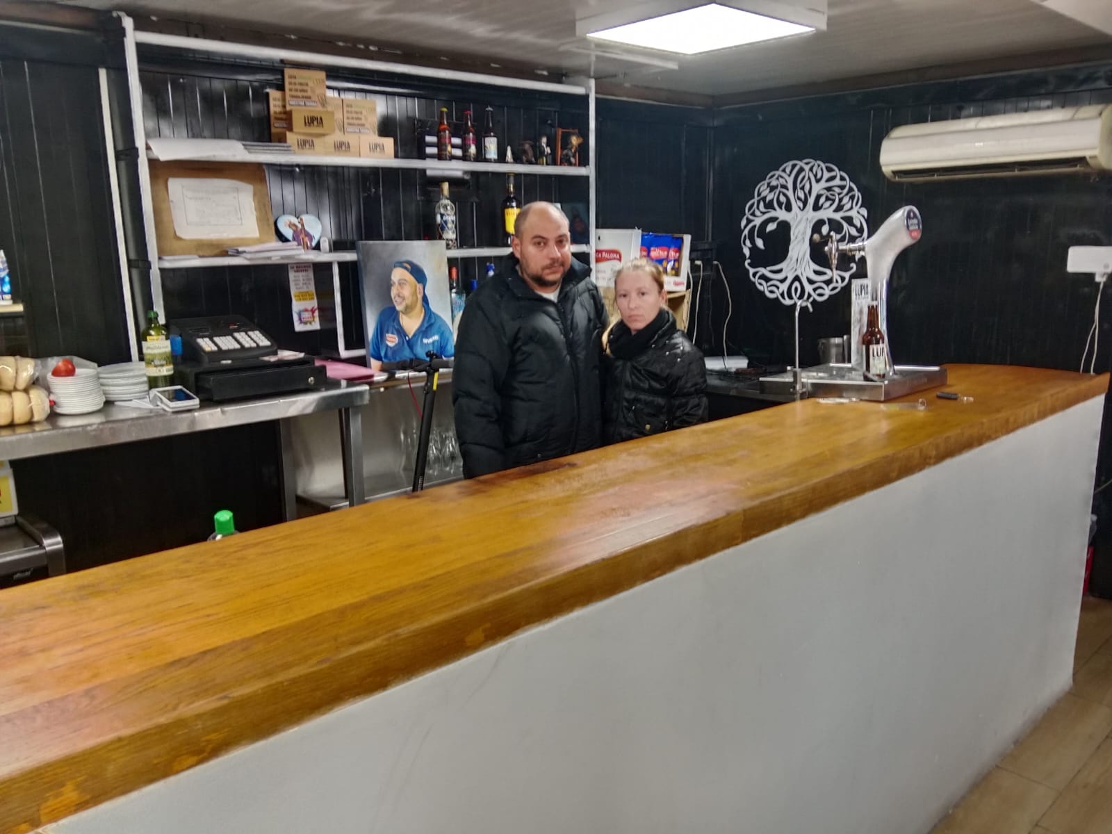 Juani y Alejandro en el Bar Kiosko La Estación en El Puerto.  CEDIDA