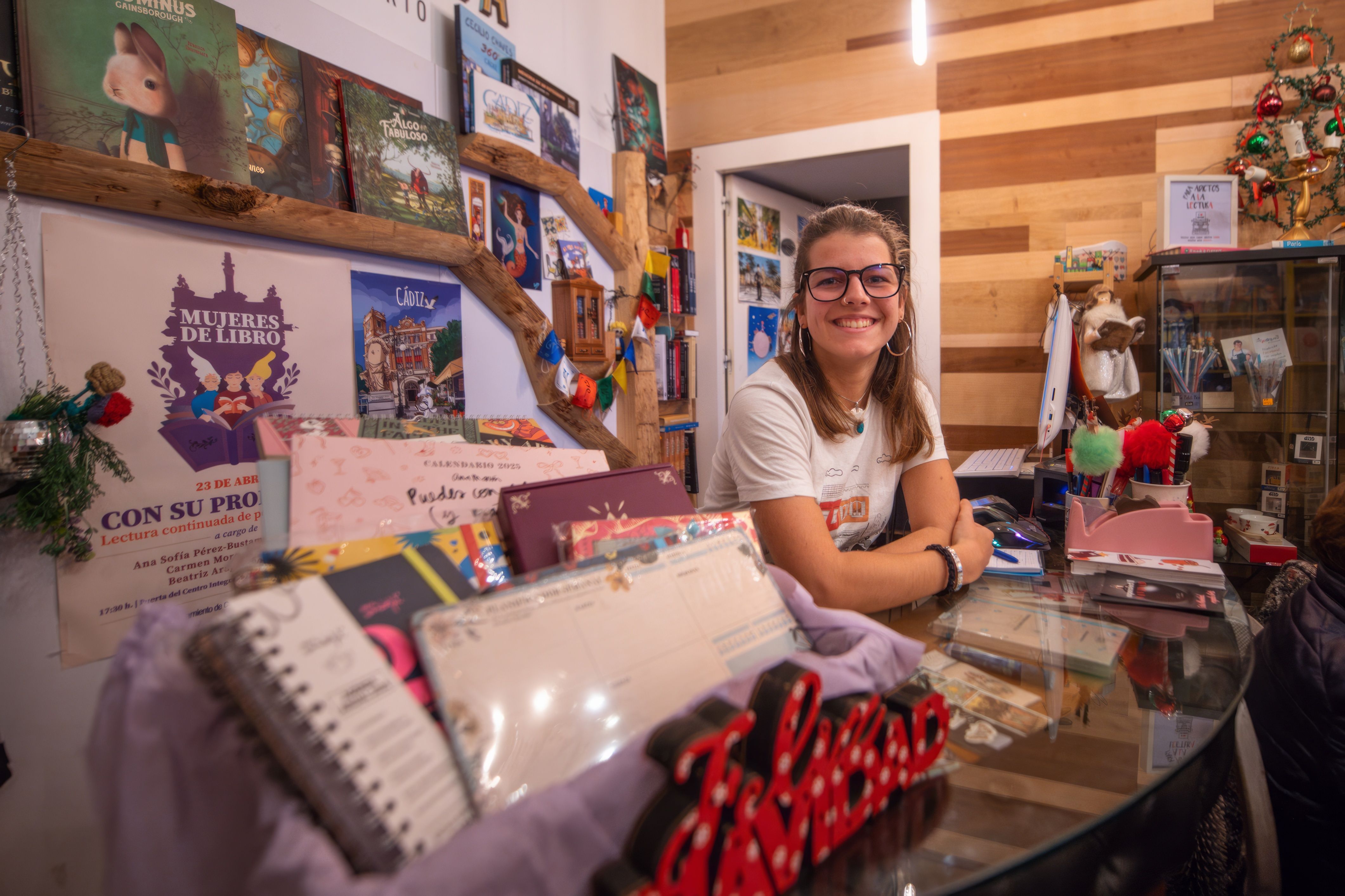 Eugenia Montenegro, en el nuevo mostrador de librería de Cádiz.