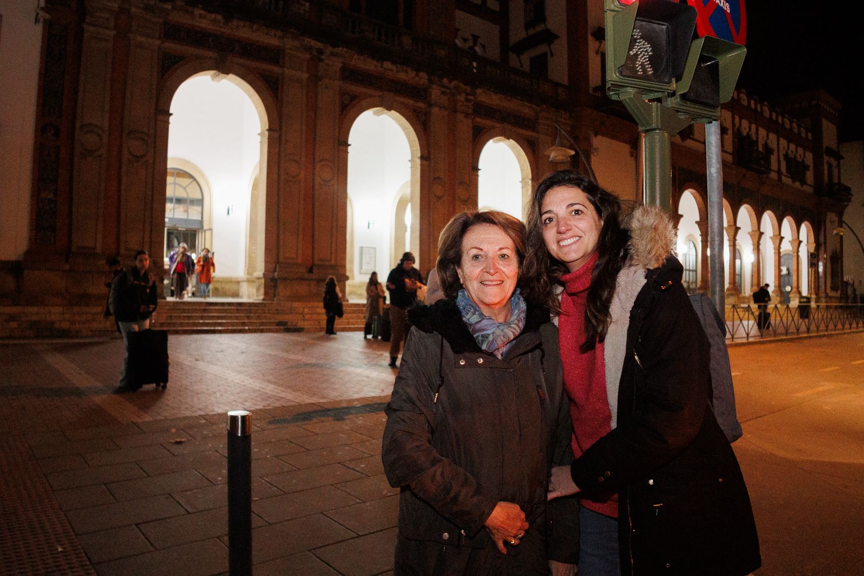 Maribel y Carmen, tras la llegada del Alvia procedente de Madrid a Jerez.