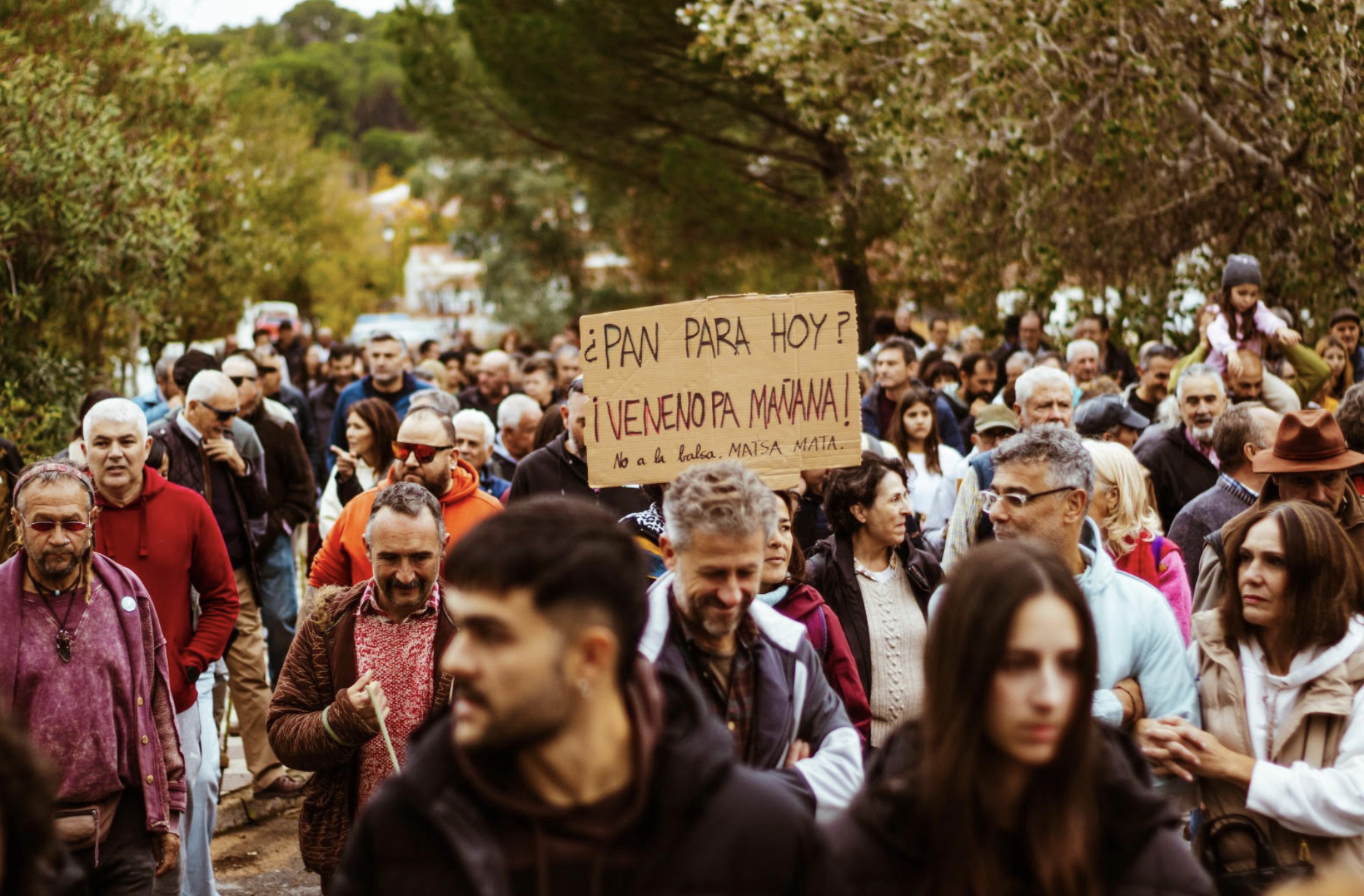 Una manifestación en contra de la balsa MATSA. Vivir de la minería es pan para hoy y veneno para mañana.