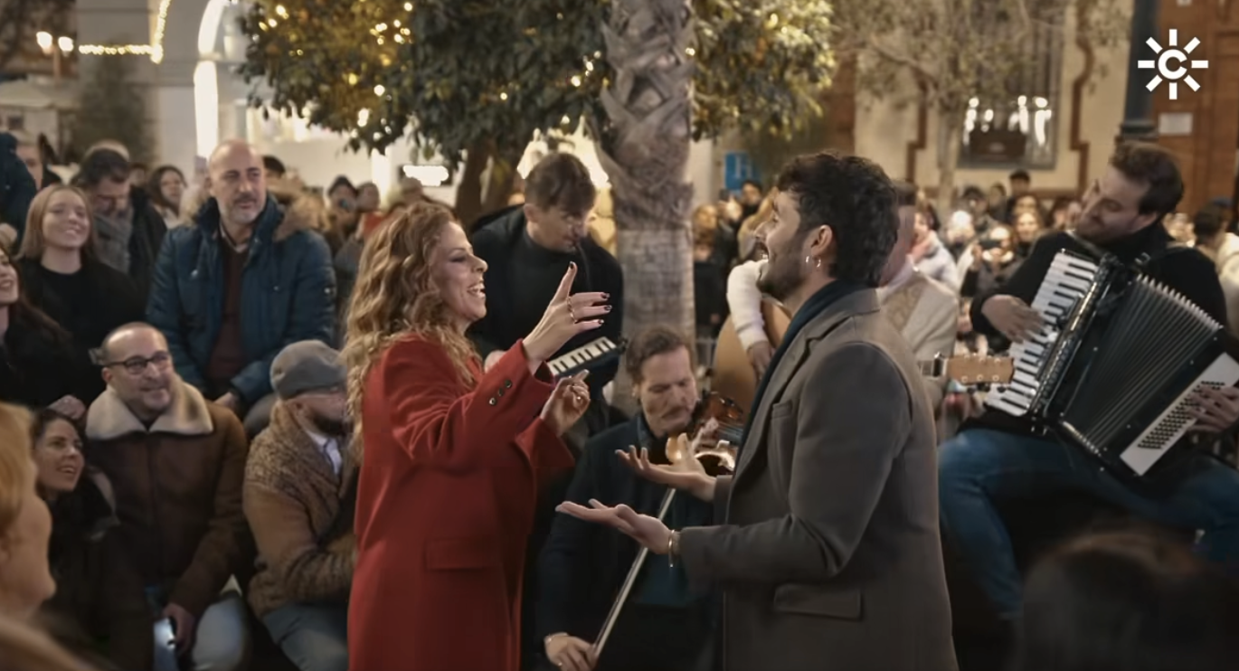 Antoñito Molina, cantando junto a Pastora Soler el villancico de la Navidad de Canal Sur.