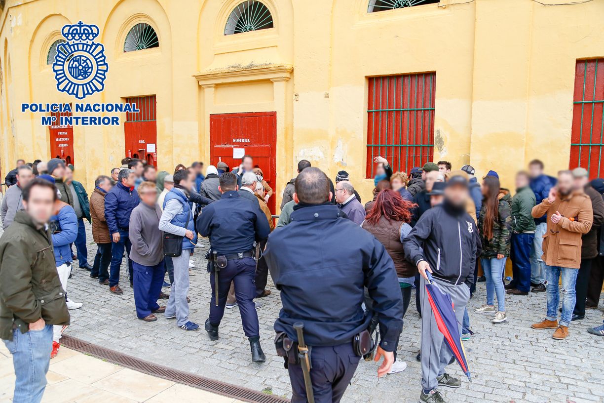 La Policía auxilia a un hombre que se desplomó en la cola para adquirir las  entradas de la corrida de José Tomás en Jerez