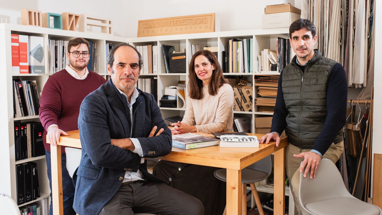 Antonio Fernández Torres, con su equipo de plena confianza en el Estudio Tannhauser de la sevillana calle Bartolomé de Medina.