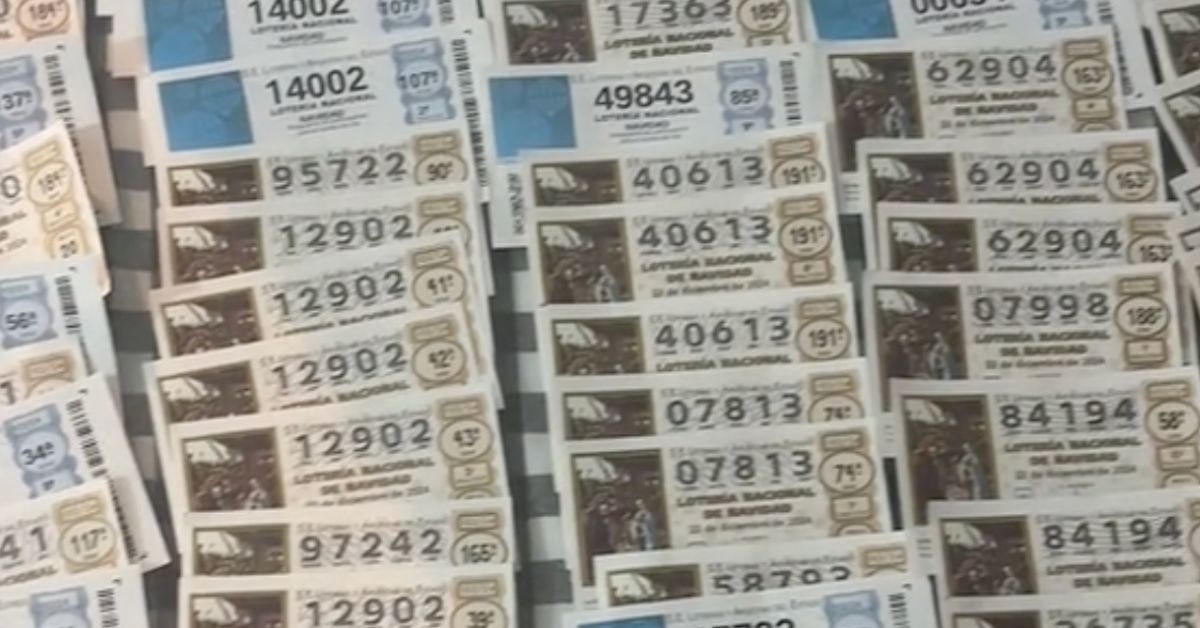 Algunos de los 240 décimos de la Lotería de Navidad que ha comprado un vecino de Utrera.