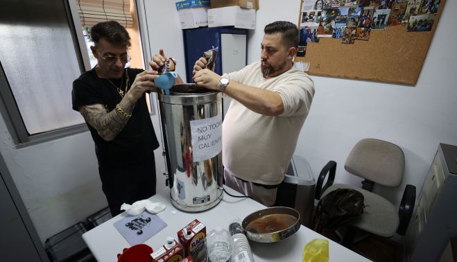 Dos vecinos de La Asunción, preparando el chocolate.