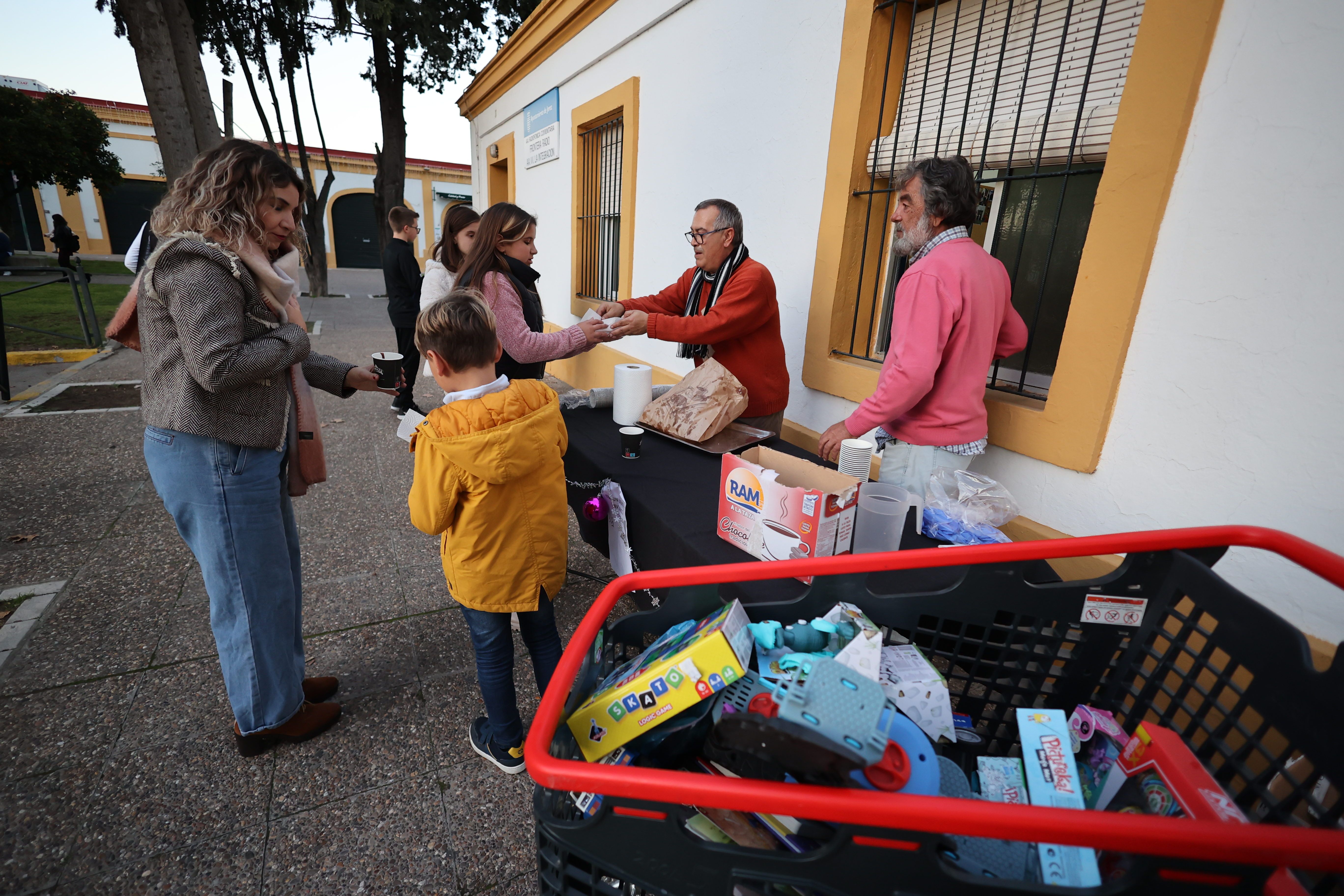 Chocolatada solidaria en el barrio de La Asunción.