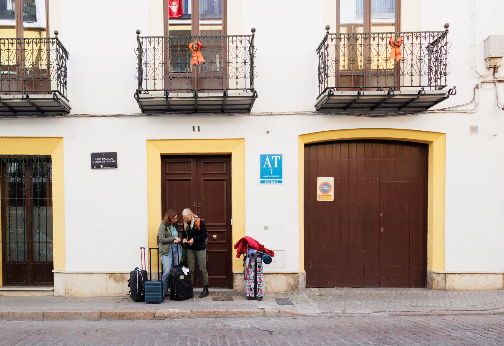 Turistas ante uno de los alojamientos turísticos del centro de Jerez, en el último fin de semana de Zambombas de esta temporada.