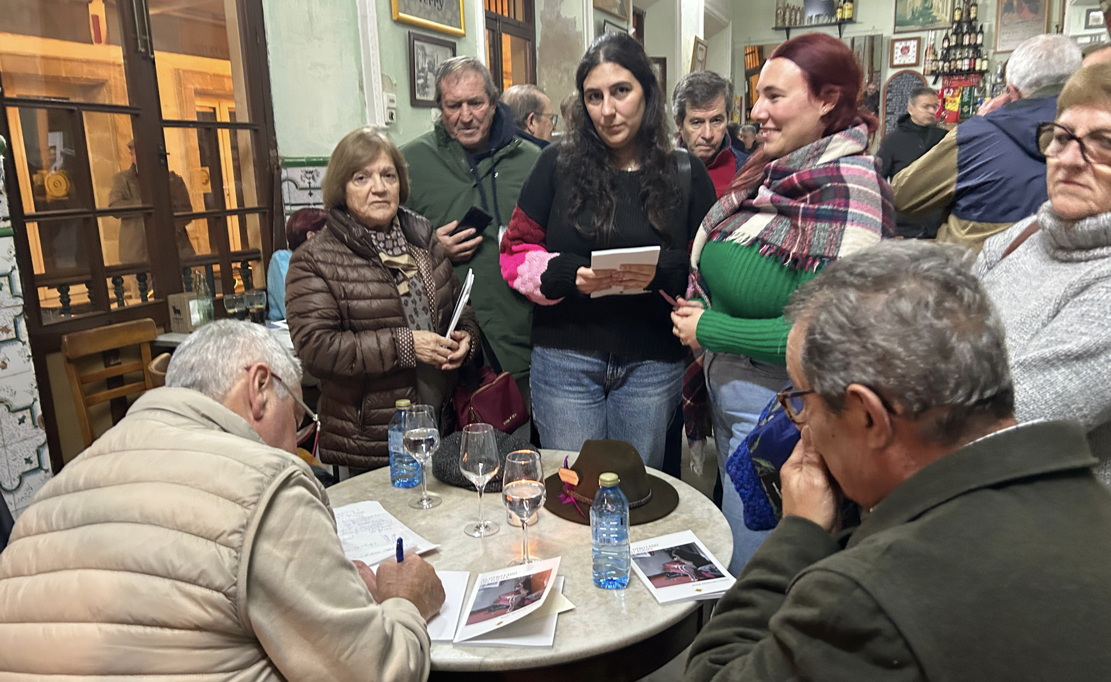 Jesús Abelenda firma ejemplares de 'Al otro lado del poema', un libro a benefición de la Asociación de Parkinson de El Puerto. 