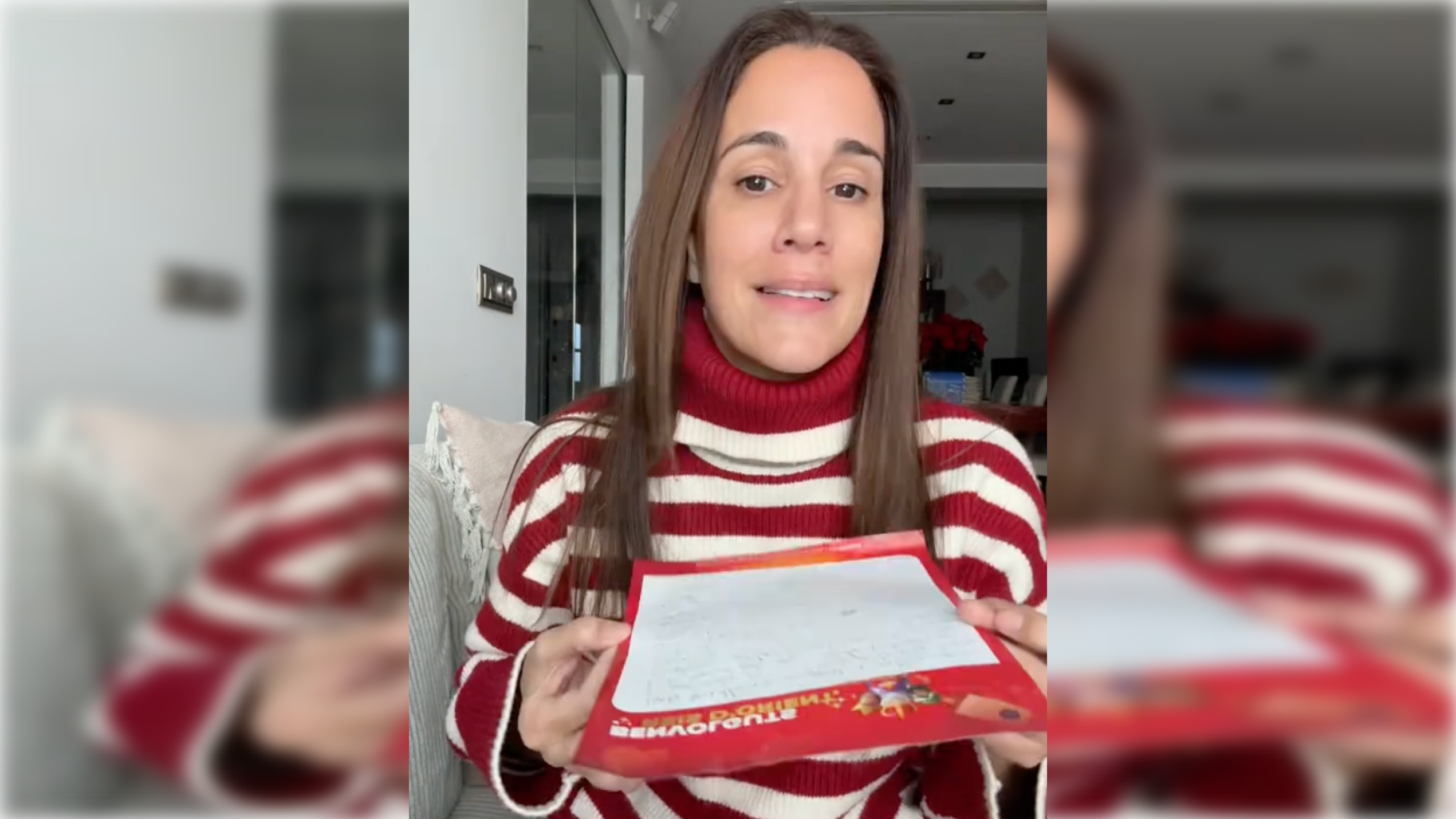 Helena, leyendo la carta que ha escrito a Papá Noel su hijo de diez años.