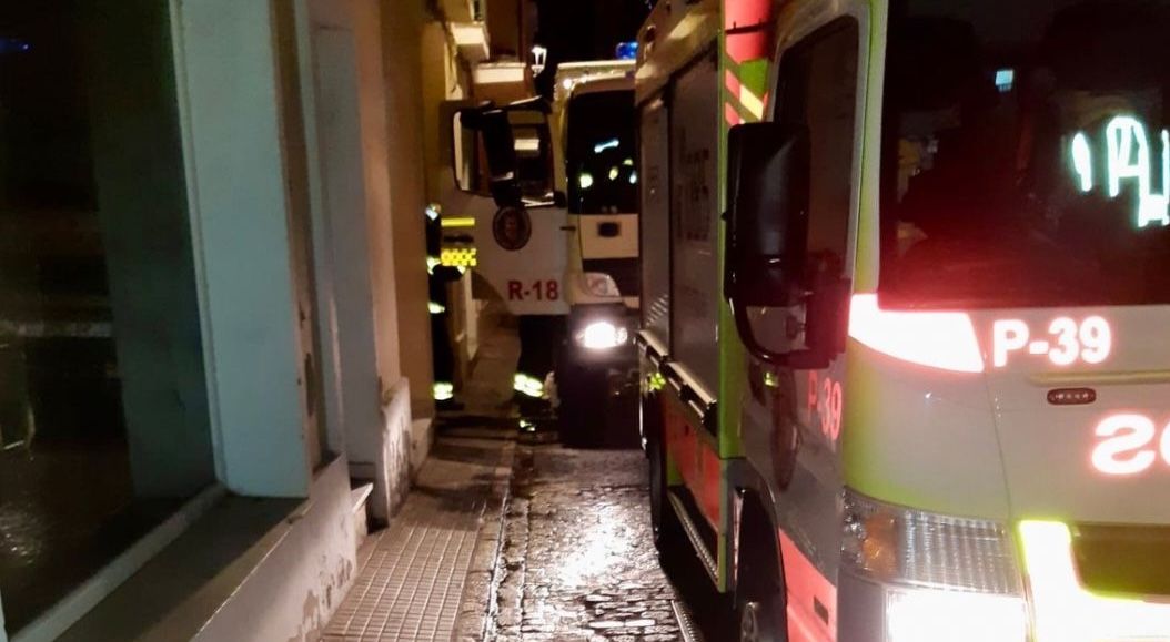 Los bomberos, en la vivienda donde arde una sartén.