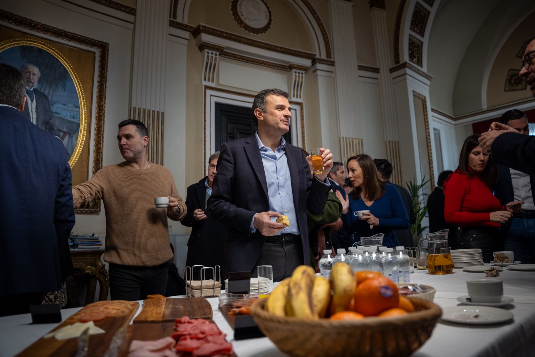 El alcalde de Cádiz en el despacho de Alcaldía durante el desayuno navideño 2024.